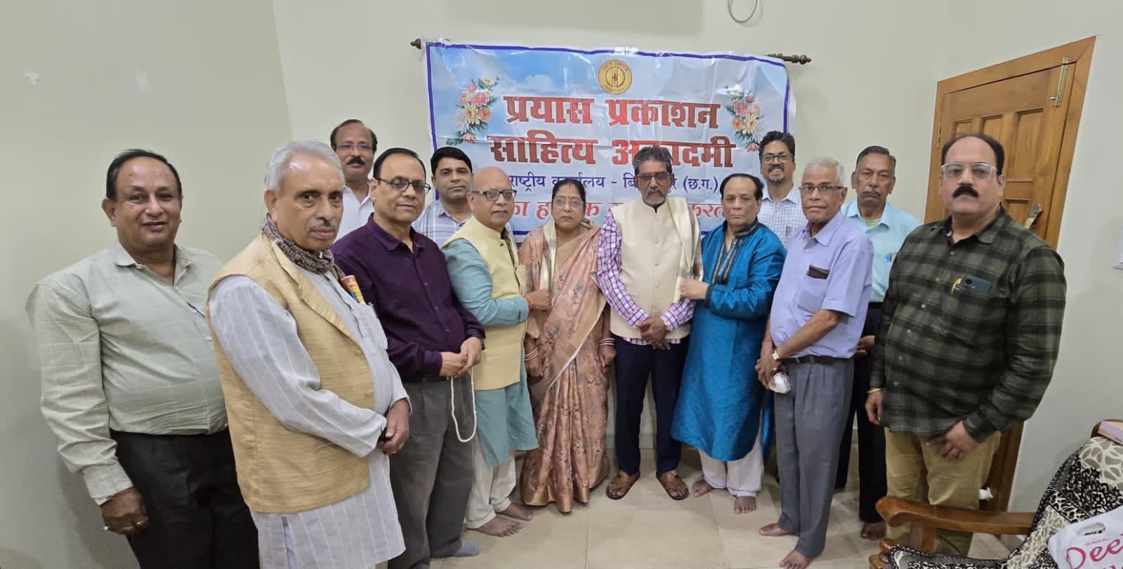 कला समाज को संवेदनशील, सृजनशील और संस्कारित बनाती है : डॉ. विनय कुमार पाठक**विश्व कला दिवस पर प्रयास प्रकाशन साहित्य अकादमी का गरिमामय आयोजन संपन्न