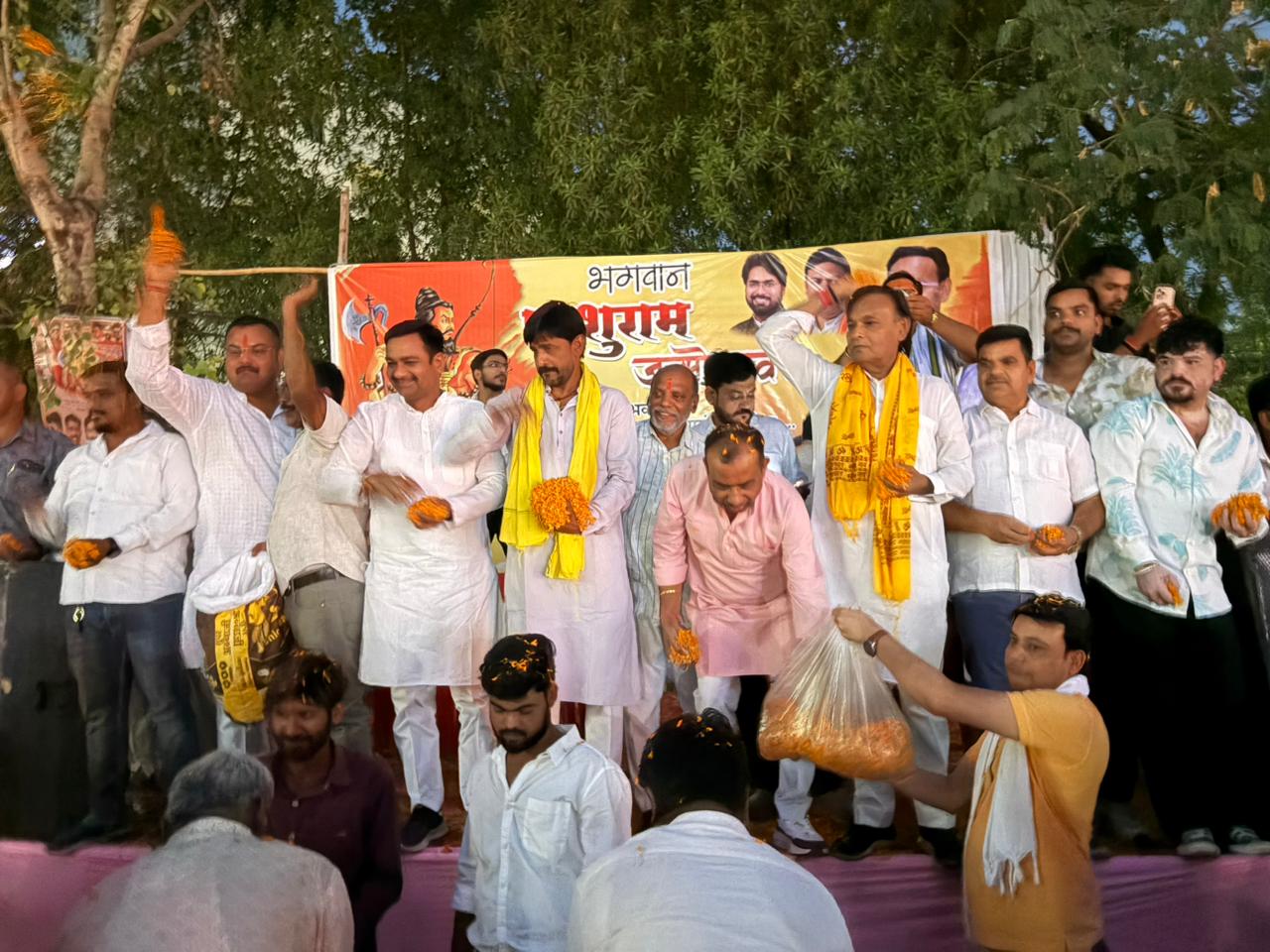 पूर्व ग्रामीण अध्यक्ष विजय केसरवानी ने भगवान परशुराम जन्मोत्सव की शोभा यात्रा का किया भव्य स्वागत