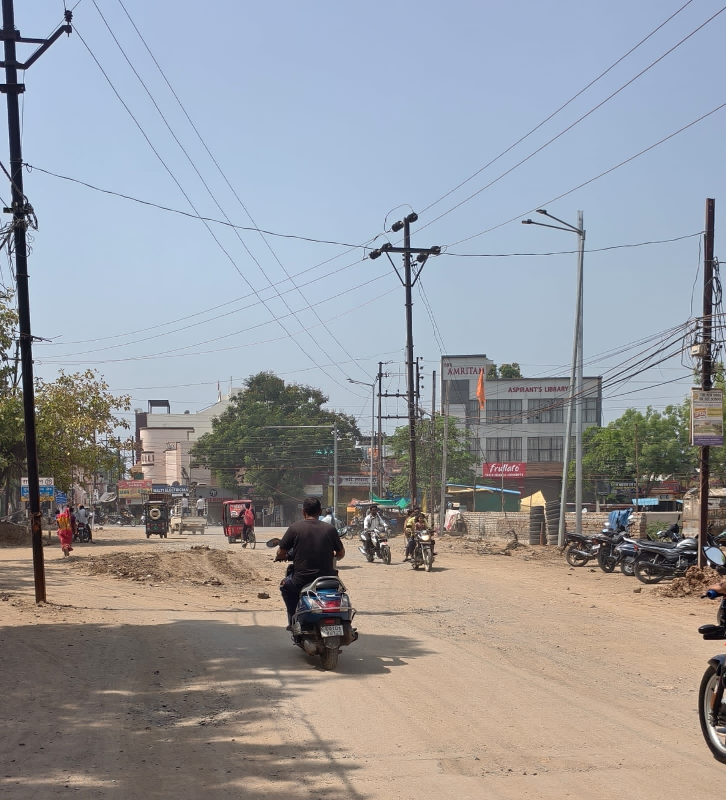 अशोकनगर–बिरकोना मार्ग बना अव्यवस्था की मिसाल: सड़क जर्जर, नाली घटिया, लाइट बंद—कांग्रेस ने दी आंदोलन की चेतावनी