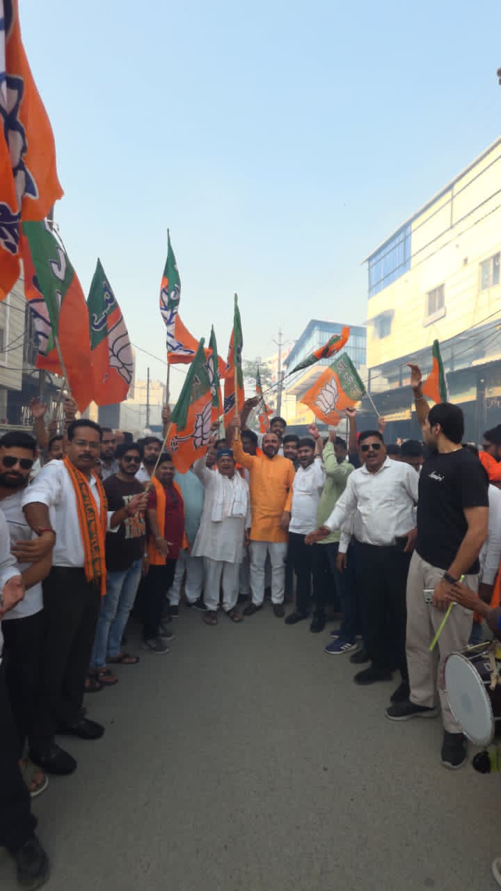 तीन राज्यों में भाजपा की ऐतिहासिक जीत पर भाजपा कार्यालय बिलासपुर में भाजपा जिलाध्यक्ष दीपक सिंह के नेतृत्व में हर्षोल्लास के साथ ढोल ताशे के साथ आतिशबाजी कर मिष्ठान व झाल मुडी का वितरण