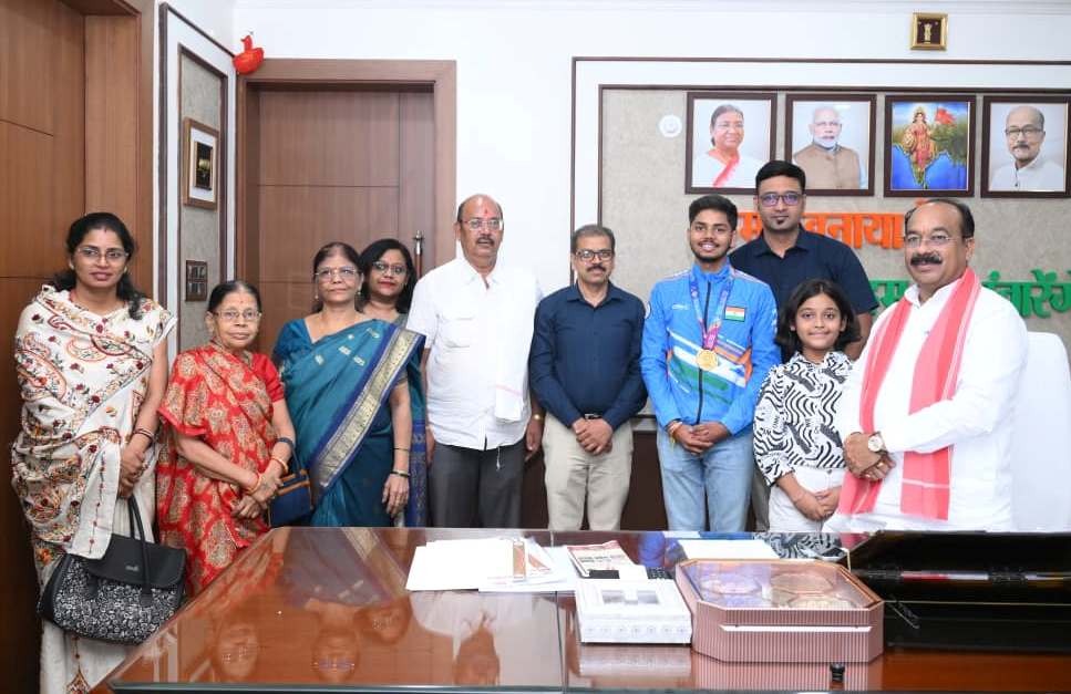 उप मुख्यमंत्री श्री अरुण साव से छत्तीसगढ़ के अंतरराष्ट्रीय शूटर दिव्यांशु ने की मुलाकात