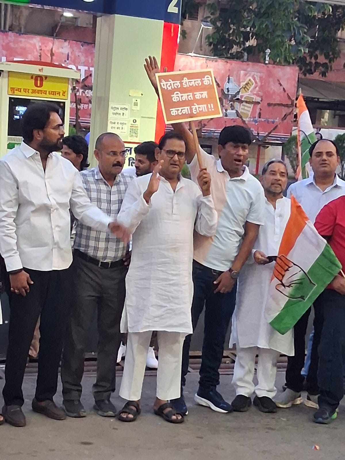 बिलासपुर में बढ़ती महंगाई पर उबाल , कांग्रेस का नेहरू चौक में एकदिवसीय धरना-प्रदर्शन