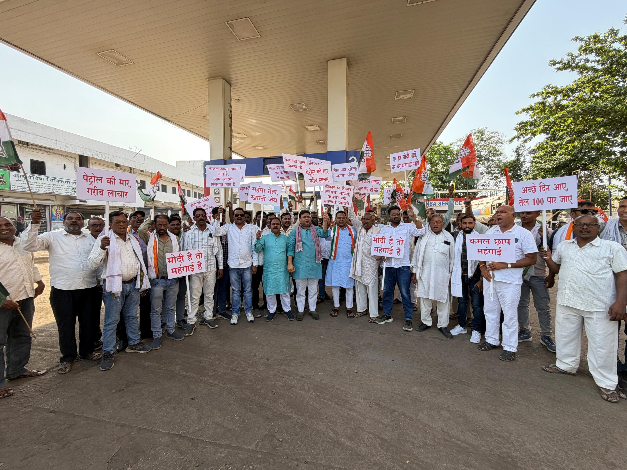 ब्लॉक कांग्रेस कमेटी सीपत के मासिक बैठक एवं पेट्रोल डीजल पर बेतहाशा बढ़ोतरी, महंगाई के विरोध कार्यक्रम में शामिल हुए – विधायक लहरिया