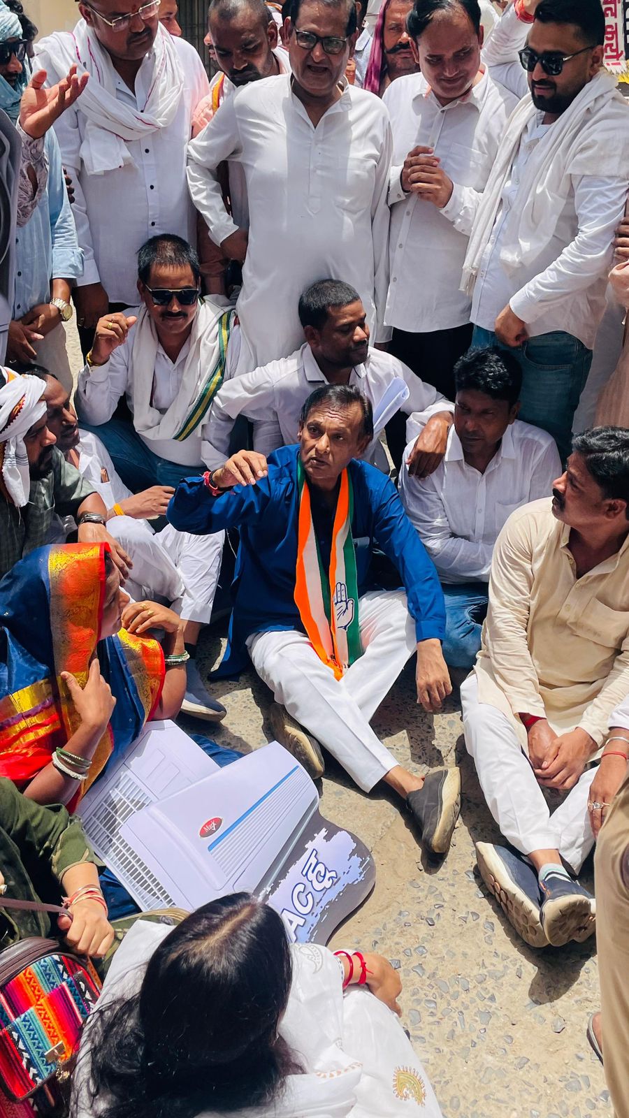 ज़िला कांग्रेस कमेटी ( ग्रामीण ) के पूर्व अध्यक्ष ,बेलतरा विधानसभा से विधायक प्रत्याशी रहे विजय केशरवानी की अगुवाई में अघोषित बिजली कटौती को लेकर बड़ा आंदोलन , तिफरा बिजली आफिस का घेराव
