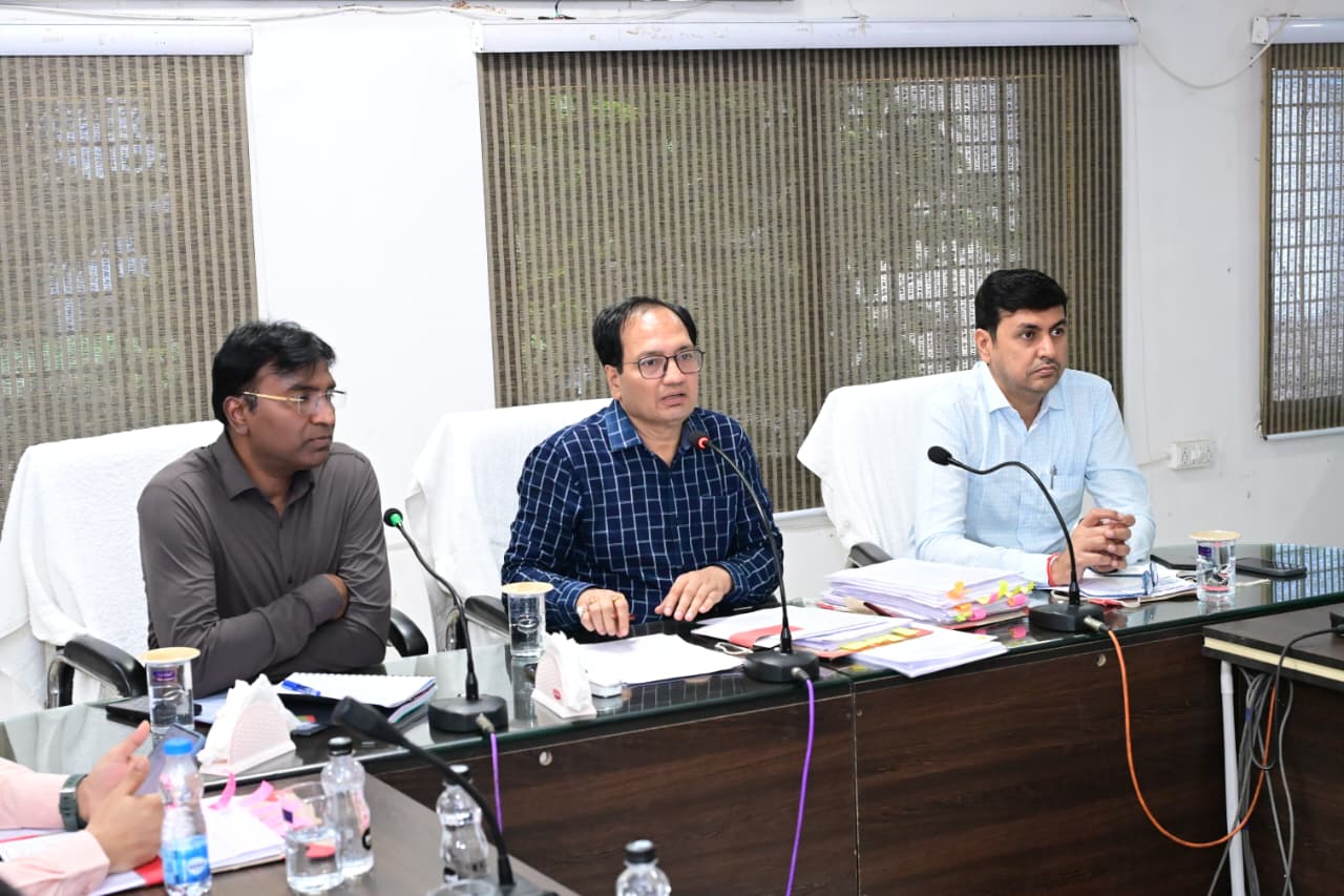खेती-किसानी की तैयारियों में लापरवाही बर्दाश्त नहीं, खाद-बीज वितरण की हर रोज होगी समीक्षा, कलेक्टर ने टीएल बैठक में सुशासन तिहार एवं फ्लैगशिप योजनाओं की प्रगति की समीक्षा की