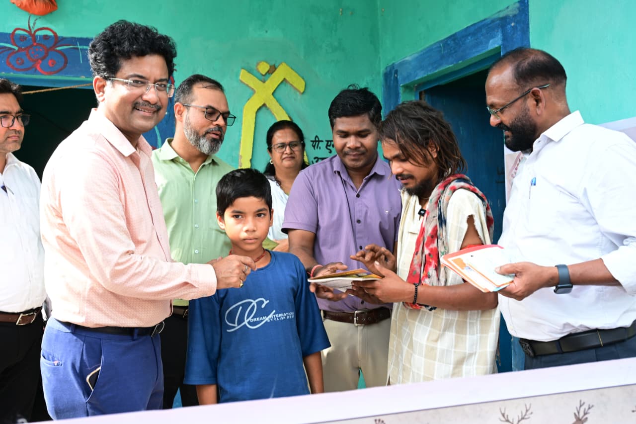 बैगा अंचल पहुंचे प्रमुख सचिव सोनमणि वोरा, योजनाओं की जमीनी हकीकत परखी