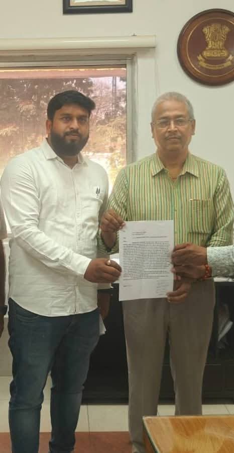 तहसील कार्यालय बिलासपुर स्थित बंद रेलवे आरक्षण टिकट काउंटर को पुनः चालू कराने सौंपा ज्ञापन