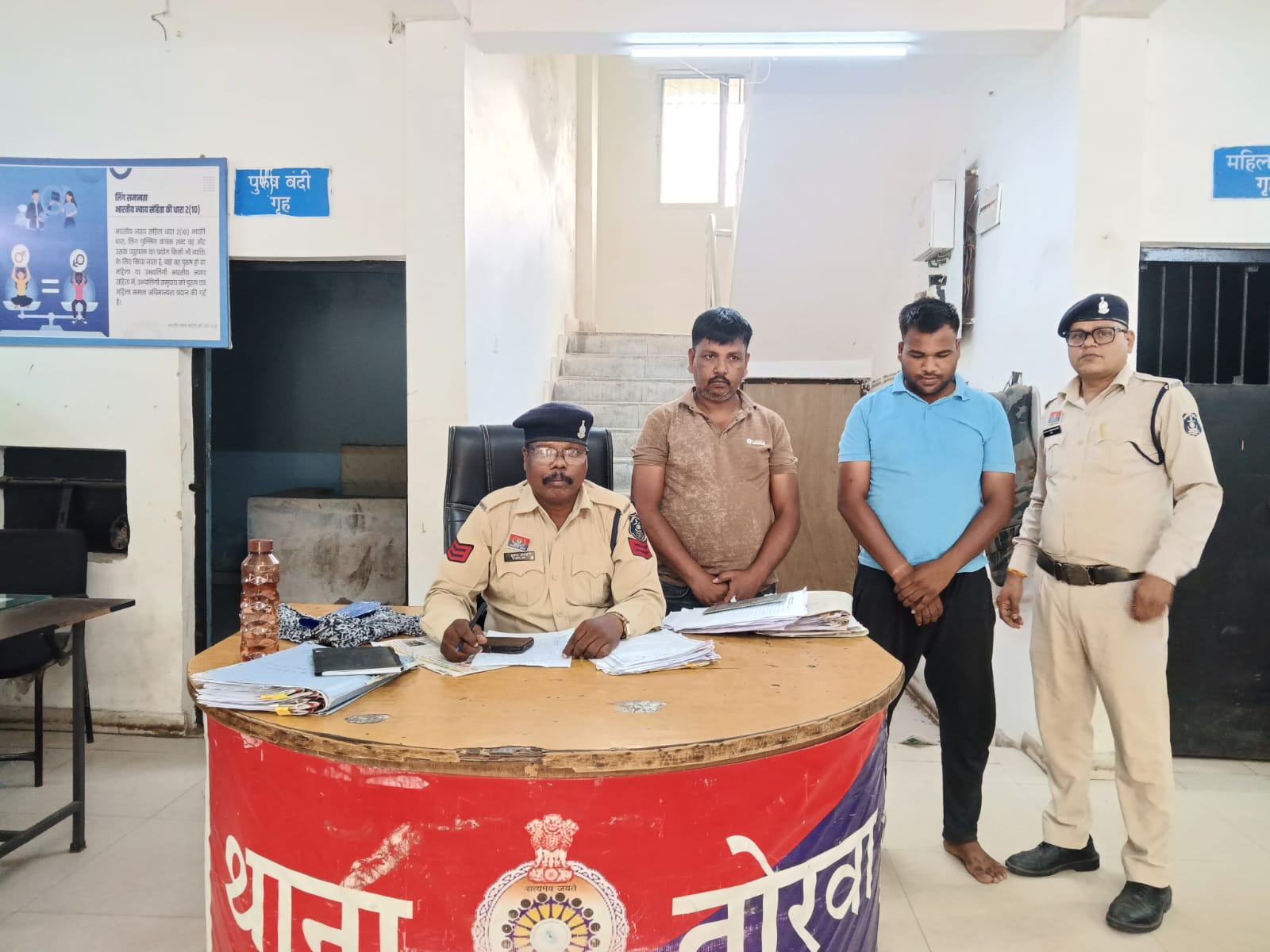 मोटर सायकल हटाने की बात पर जानलेवा हमला करने वाले 02 आरोपी गिरफ्तार, घटना के बाद फरार आरोपी को मध्यप्रदेश से दबिश देकर पकड़ा गया, हमले में प्रयुक्त लोहे का चूड़ा जप्त