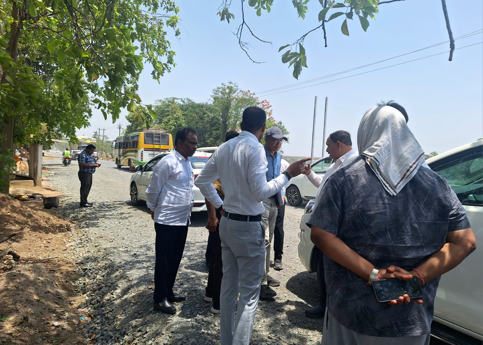 लोक निर्माण विभाग के सचिव ने सड़कों का काम देखा