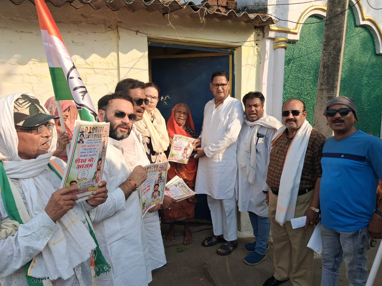नगर निगम अप चुनाव वार्ड नंबर 29 संजय गांधी नगर तार बहार में कांग्रेस प्रत्याशी शेख आजम के पक्ष में कांग्रेस जनो ने&nbsp; घर-घर जाकर विजयश्री का आशीर्वाद लिया