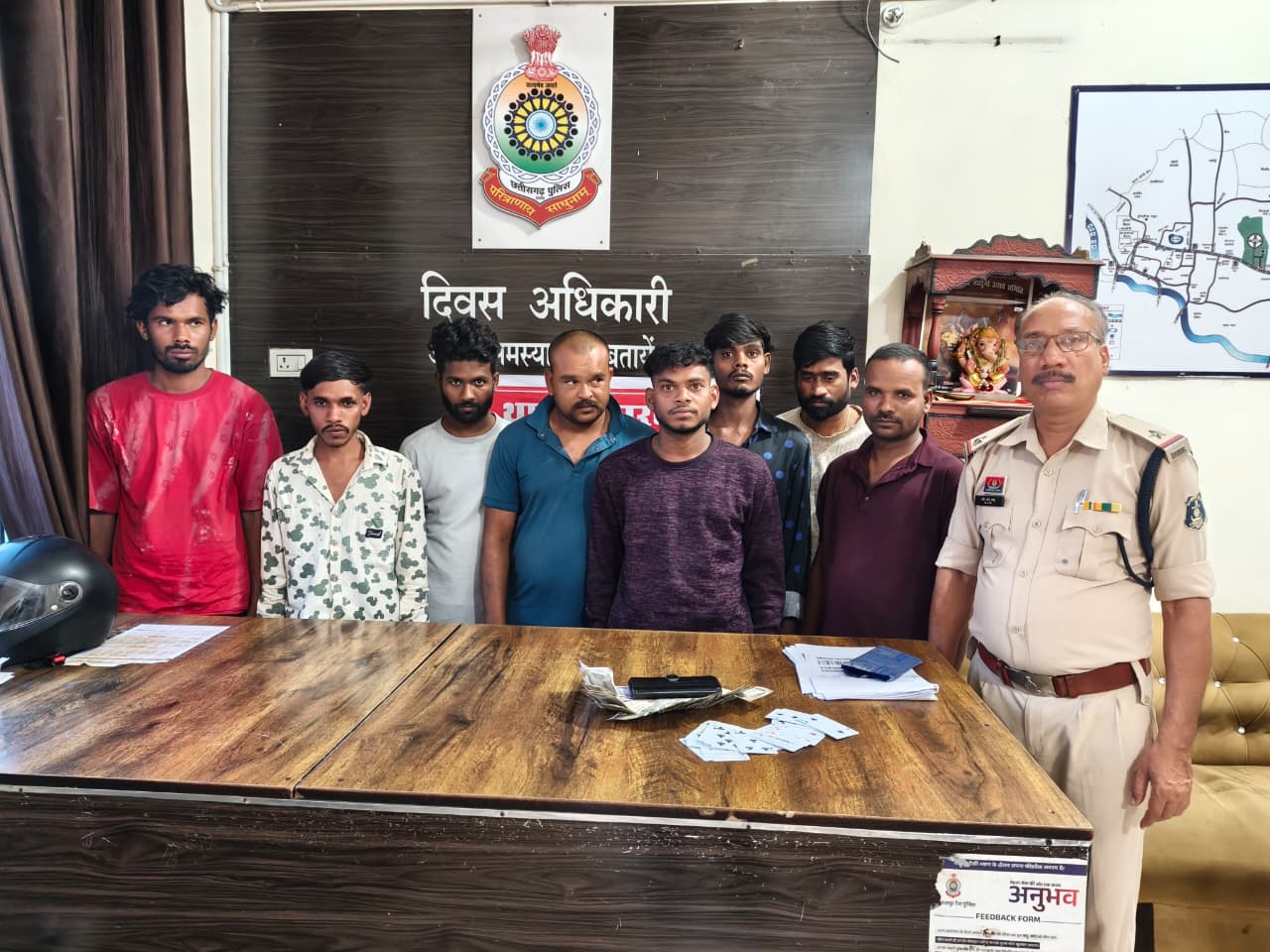 खमतराई के खेत में ‘काट-पत्ती’ जुआ खेलते 08 आरोपी रंगे हाथ गिरफ्तार, ₹14,700 नगद और ताश पत्ती जप्त