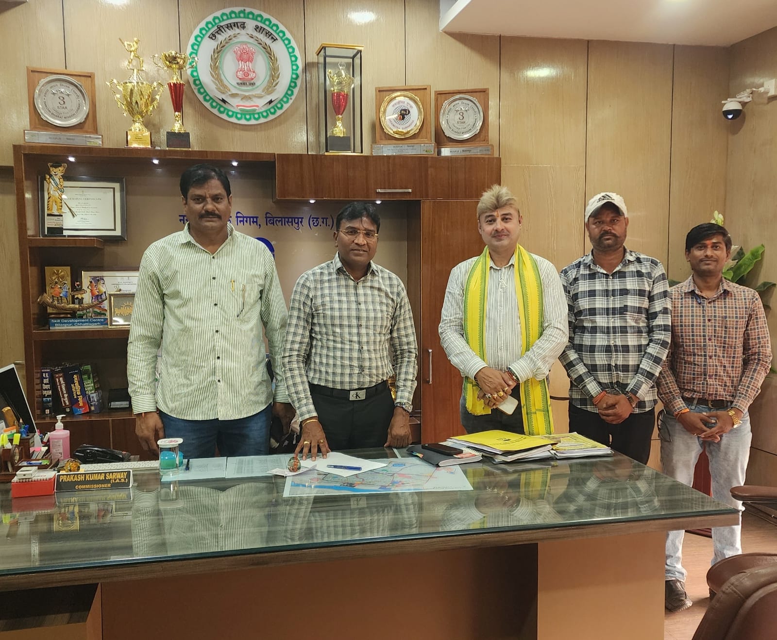 कांग्रेस नेता त्रिलोक श्रीवास ने सहयोगियों सहित&nbsp; निगम आयुक्त से&nbsp; की भेंट, कोनी बिरकोना एवं अशोक नगर क्षेत्र में व्याप्त विभिन्न मांगों के निराकरण हेतु सौंपा ज्ञापन