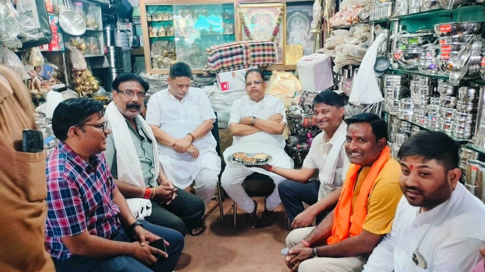 शनिचरी बाजार अग्निकांड के पीड़ित व्यापारियों से मिले विधायक अमर अग्रवाल, नुकसान का लिया जायजा