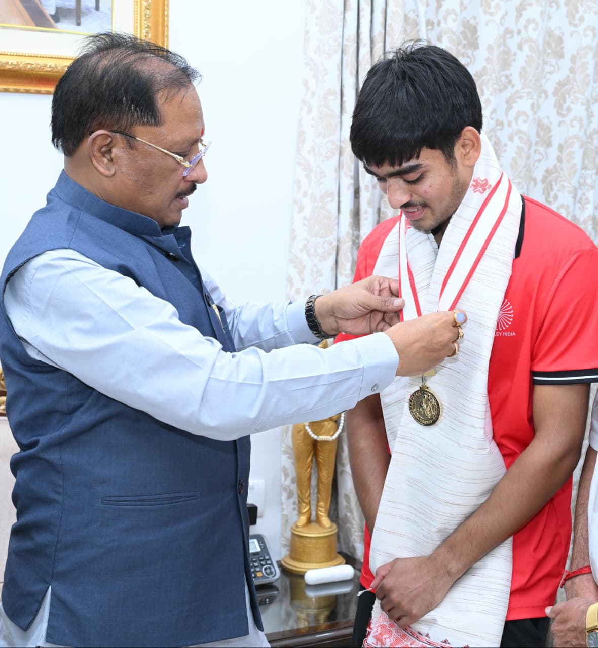 अंडर-18 एशिया कप विजेता हॉकी खिलाड़ी अवि मानिकपुरी ने मुख्यमंत्री श्री विष्णुदेव साय से की सौजन्य भेंट