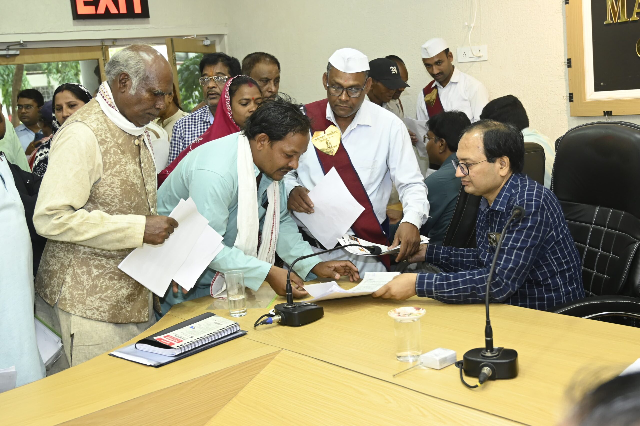 कलेक्टर ने जनदर्शन में सुनी लोगों की समस्याएं, अधिकारियों को दिए त्वरित निराकरण के निर्देश