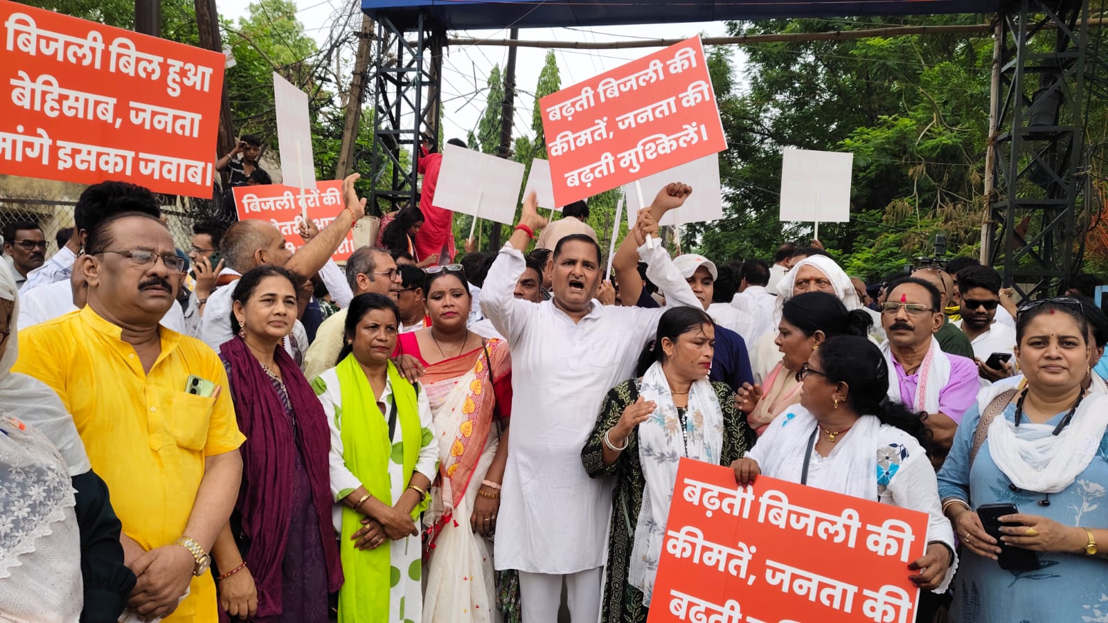 जिला व शहर कांग्रेस कमेटी के द्वारा विद्युत दर मे बेतहासा वृद्धि के खिलाफ में तिफरा विद्युत मंडल कार्यालय का किया गया घेराव