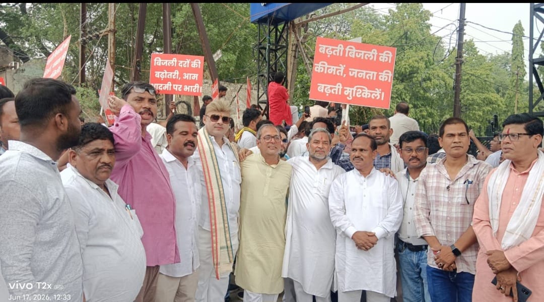 कांग्रेस नेता त्रिलोक श्रीवास सहयोगियों सहित विद्युत मंडल कार्यालय घेराव में हुए सम्मिलित