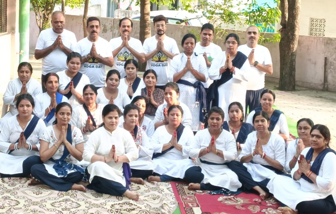 अंतर्राष्ट्रीय योग दिवस पर देवरीखुर्द शिव मंदिर में अनूठा योग आयोजन, संगीत की धुन पर कराया गया योगाभ्यास