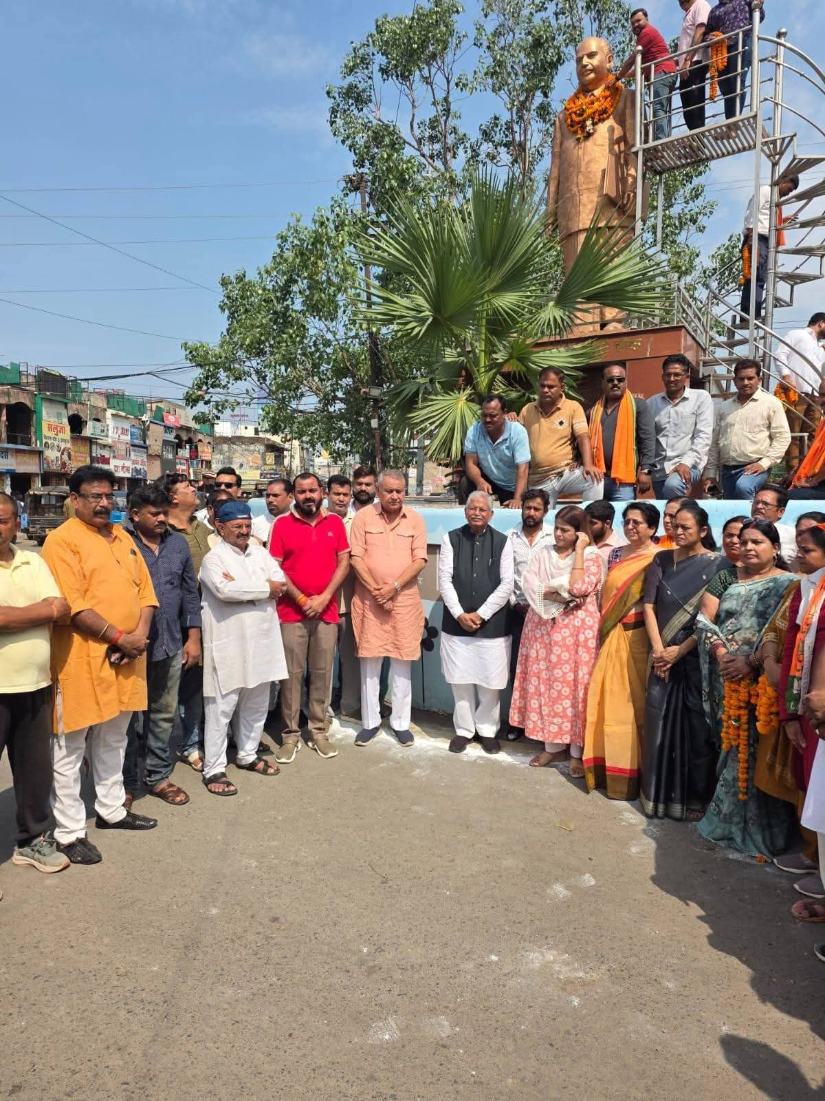 डॉ.श्यामा प्रसाद मुखर्जी जी की पुण्यतिथि पर भाजपा पदाधिकारी व कार्यकर्ताओं ने डॉ.श्यामा प्रसाद मुखर्जी चौक पुराना बस स्टैण्ड स्थित डॉ.श्यामा प्रसाद मुखर्जी जी की प्रतिमा पर माल्यार्पण कर श्रद्धा सुमन किये अर्पित
