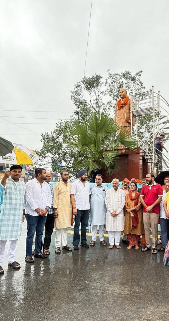 महान राष्ट्रवादी चिंतक, प्रख्यात शिक्षाविद, प्रखर राष्ट्रभक्त एवं भारतीय जनसंघ के संस्थापक अध्यक्ष डॉ. श्यामा प्रसाद मुखर्जी की जयंती&nbsp; पर न्यायधानी बिलासपुर&nbsp; में&nbsp; उनकी प्रतिमा पर माल्यार्पण कर उन्हें श्रद्धापूर्वक नमन एवं विनम्र श्रद्धांजलि अर्पित की