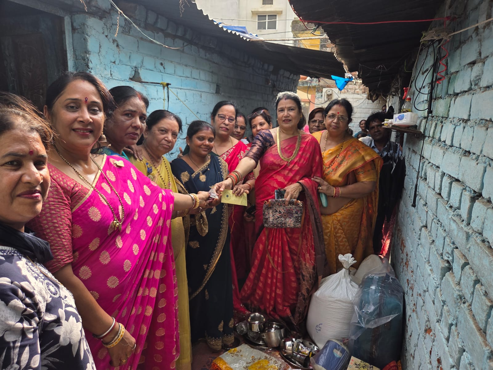 निर्धन कन्या के विवाह में सहयोग को आगे आया ब्राह्मण समाज व वसुंधरा क्लब, जरूरतमंद परिवार को सौंपा विवाह का संपूर्ण सामान