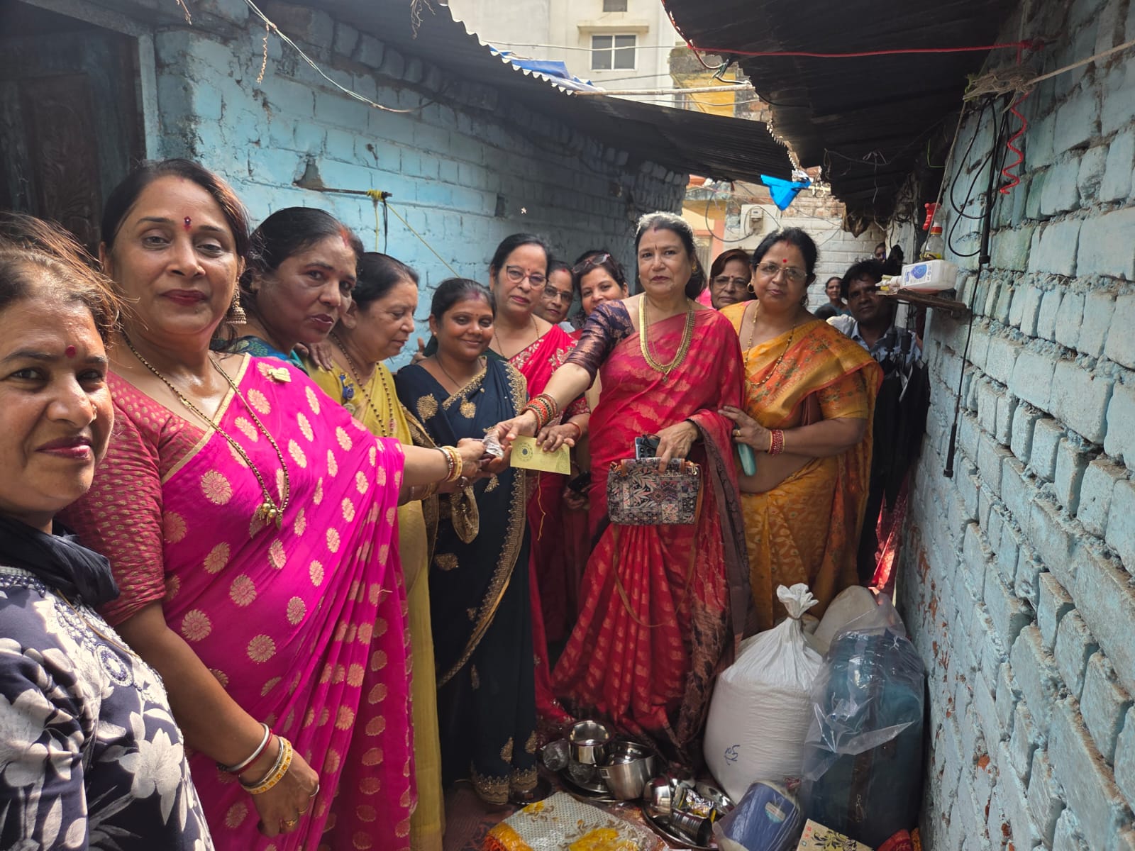 निर्धन कन्या के विवाह में सहयोग को आगे आया ब्राह्मण समाज व वसुंधरा क्लब, जरूरतमंद परिवार को सौंपा विवाह का संपूर्ण सामान