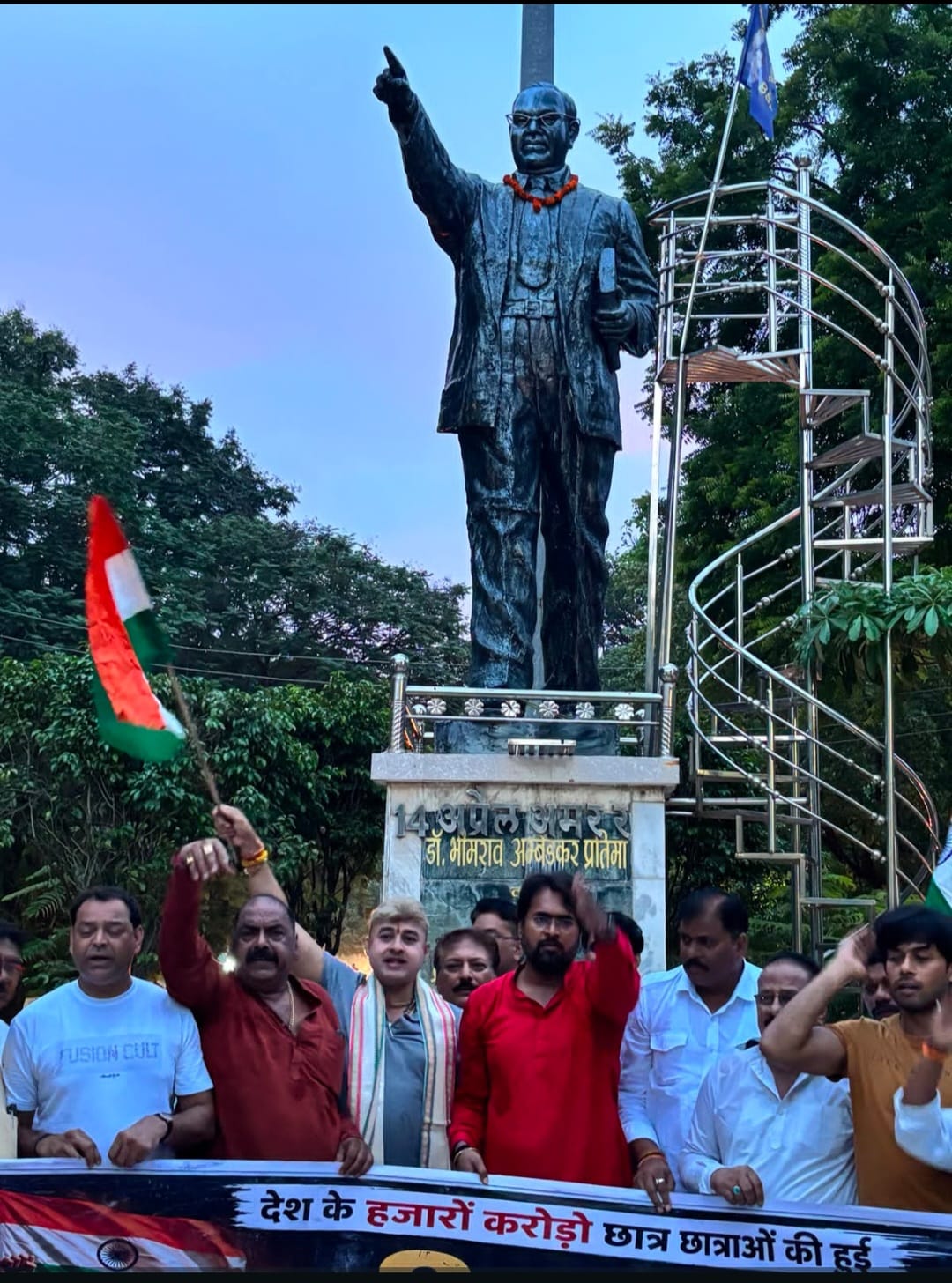 कांग्रेस नेता त्रिलोक श्रीवास दर्जनों सहयोगियों सहित कांग्रेस कमेटी के विजय यात्रा में सम्मिलित