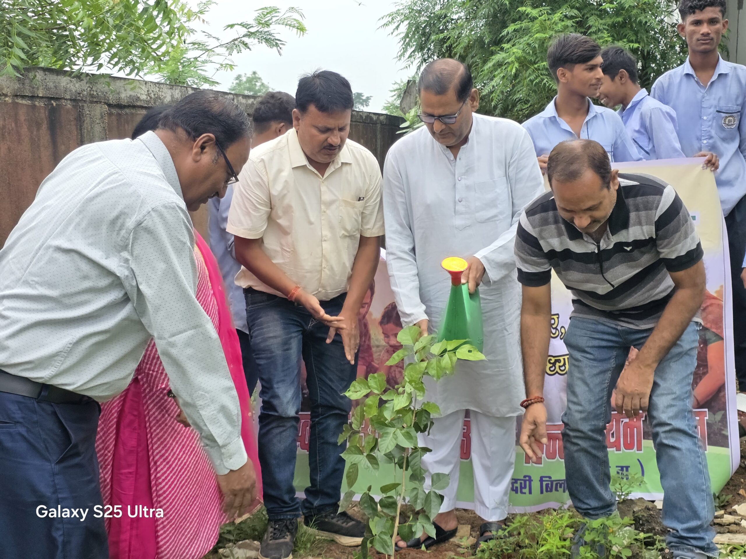 एक पेड़ मां के नाम’ अभियान के तहत आत्मानंद स्कूल में पौधरोपण, पर्यावरण संरक्षण का लिया संकल्प,पर्यावरण प्रेमियों, शिक्षकों, विद्यार्थियों एवं महाविद्यालय परिवार ने किया पौधरोपण