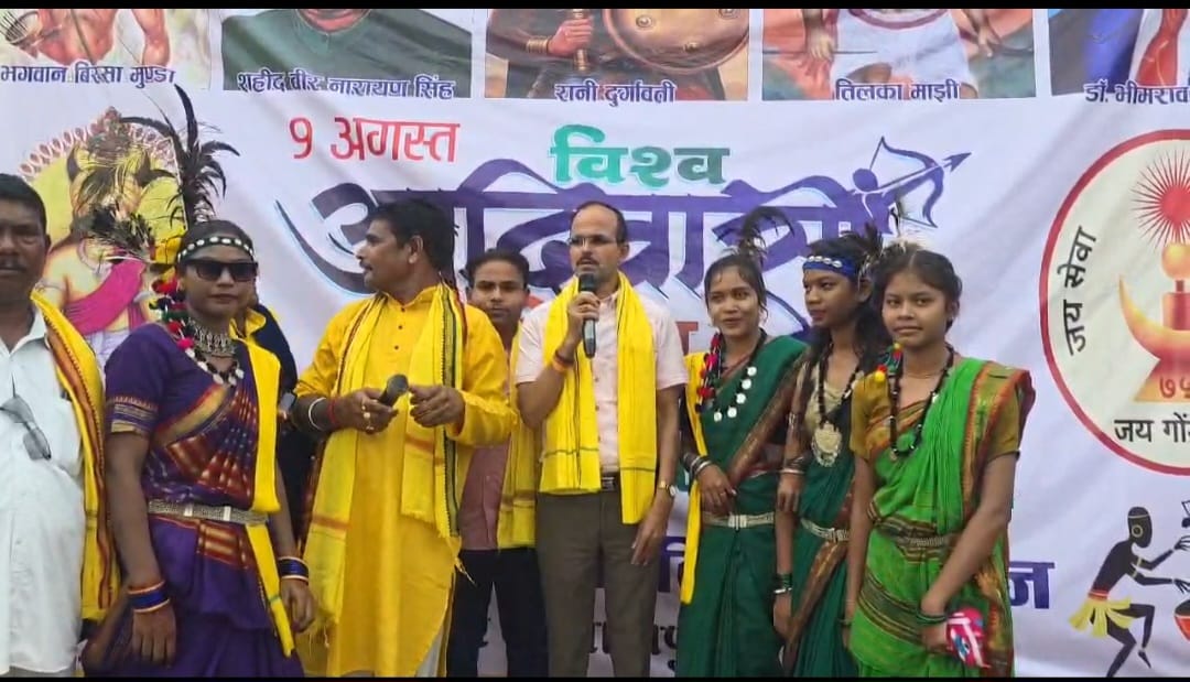 विश्व आदिवासी दिवस पर भगवान बिरसा मुंडा चौक में भव्य शोभायात्रा का स्वागत