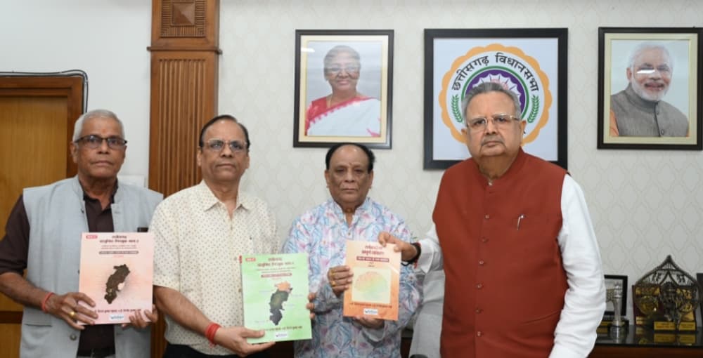 छत्तीसगढ़ का संपूर्ण व्याकरण’ के चतुर्थ संस्करण का डॉ. रमन सिंह ने किया विमोचन, छत्तीसगढ़ी भाषा के संरक्षण एवं संवर्धन के लिए पुस्तक के उपयोग की अपील