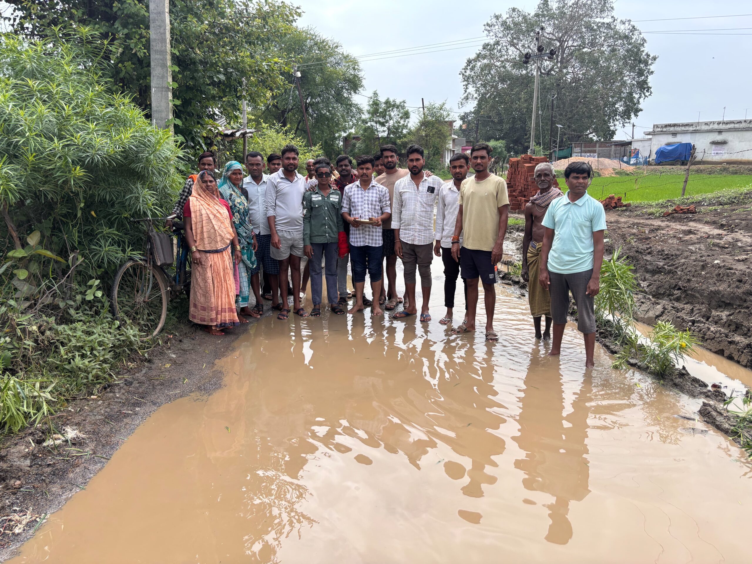 अमलीमालगी-दामापुर से कवर्धा मार्ग बदहाल, गड्ढों में भरे पानी में ग्रामीणों ने लगाए कनेर के फूल