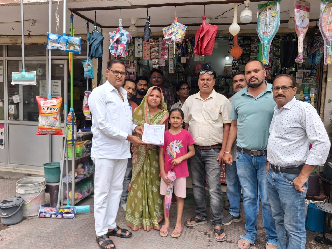 शहर के वार्ड व गलीयो में कांग्रेसजन घूम घूम कर स्मार्ट मीटर व बढे हुए बिजली के दाम से हो रही परेशानी में लोगों से भरवाये फार्म, भूपेश बघेल सरकार की 400 यूनिट तक हाफ बिजली बिल योजना पुनः चालू करने&nbsp; कहा