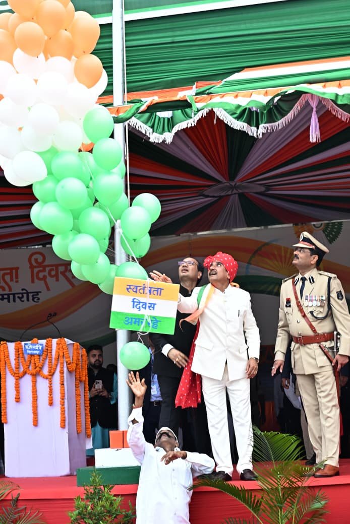 गरिमामय माहौल में मनाया गया 80 वां स्वतंत्रता दिवस समारोह,केंद्रीय राज्यमंत्री श्री तोखन साहू ने किया ध्वजारोहण,13 प्लाटूनों ने किया भव्य परेड प्रदर्शन