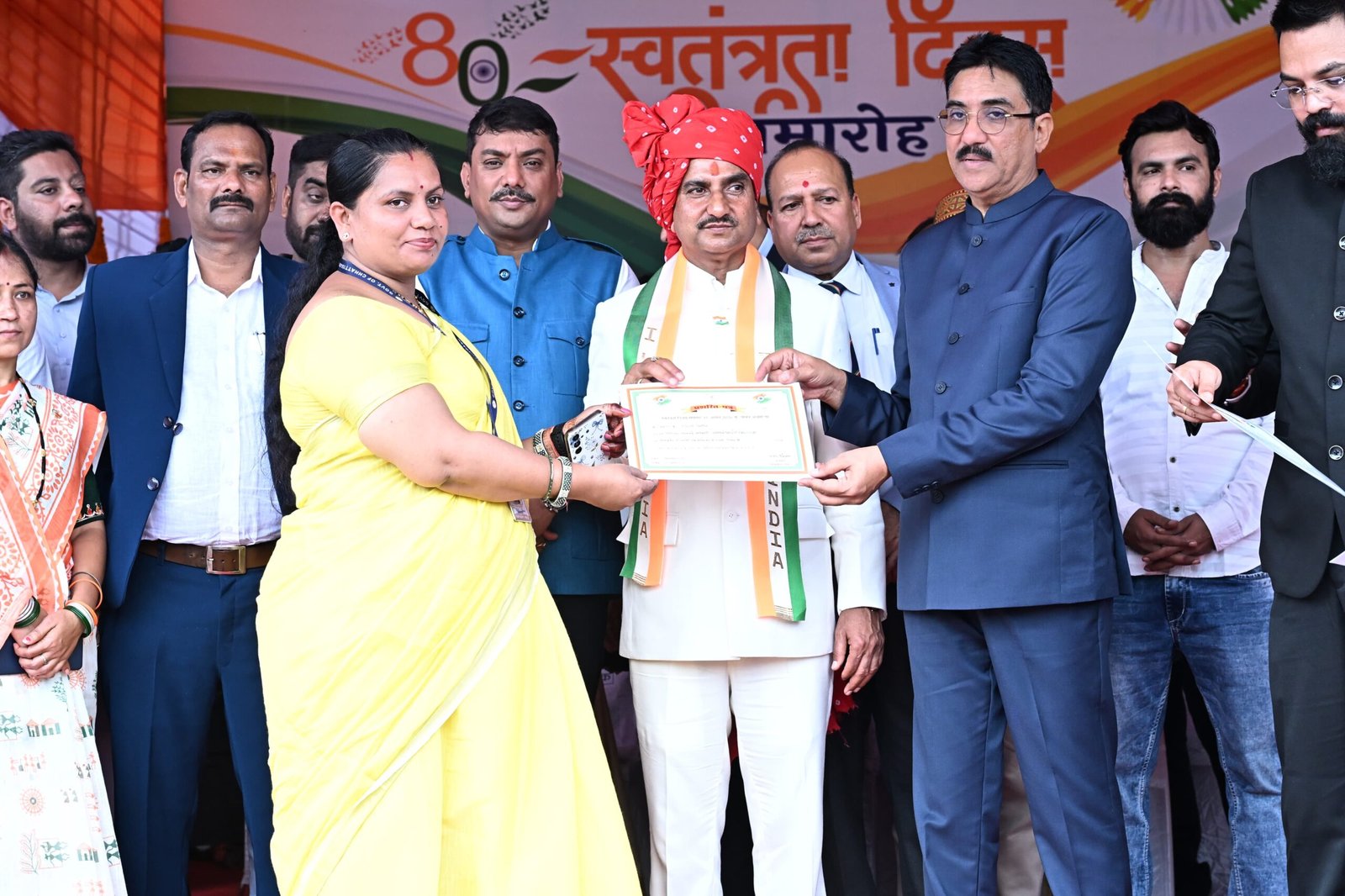 जनसंपर्क की सभी विधाओं में उत्कृष्ट कार्य के लिए सहायक जनसंपर्क अधिकारी श्रीमती रचना मिश्रा सम्मानित
