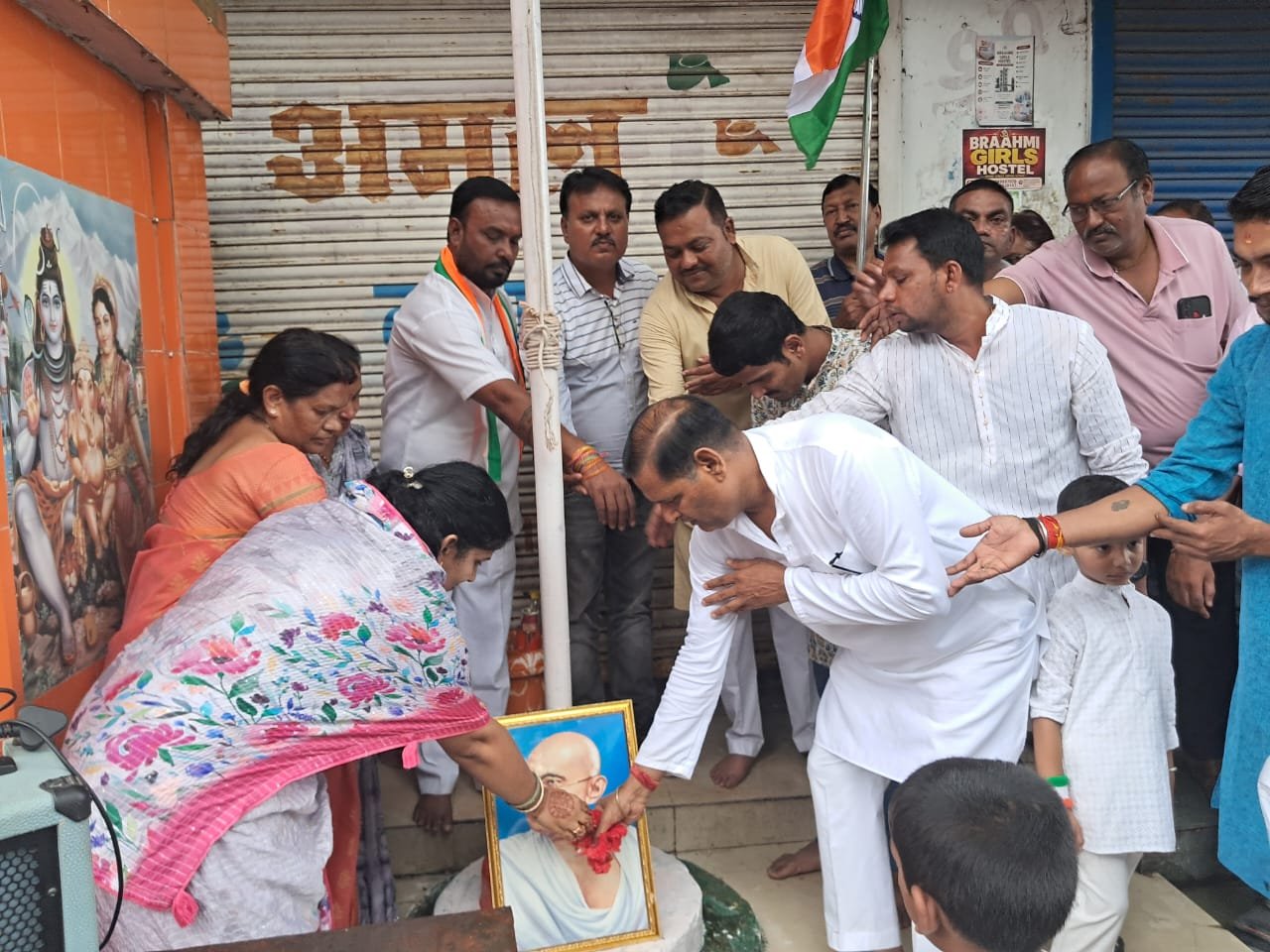 आजादी के पावन पर्व पर छत्तीसगढ़ योग आयोग के पूर्व सदस्य रविंद्र सिंह जी ने ध्वज वंदन कर सलामी दी।