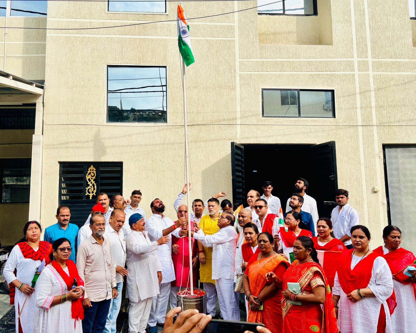 स्वतंत्रता दिवस पर भाजपा जिला कार्यालय में भाजपा जिलाध्यक्ष दीपक सिंह ठाकुर ने तिरंगा ध्वज फहराया