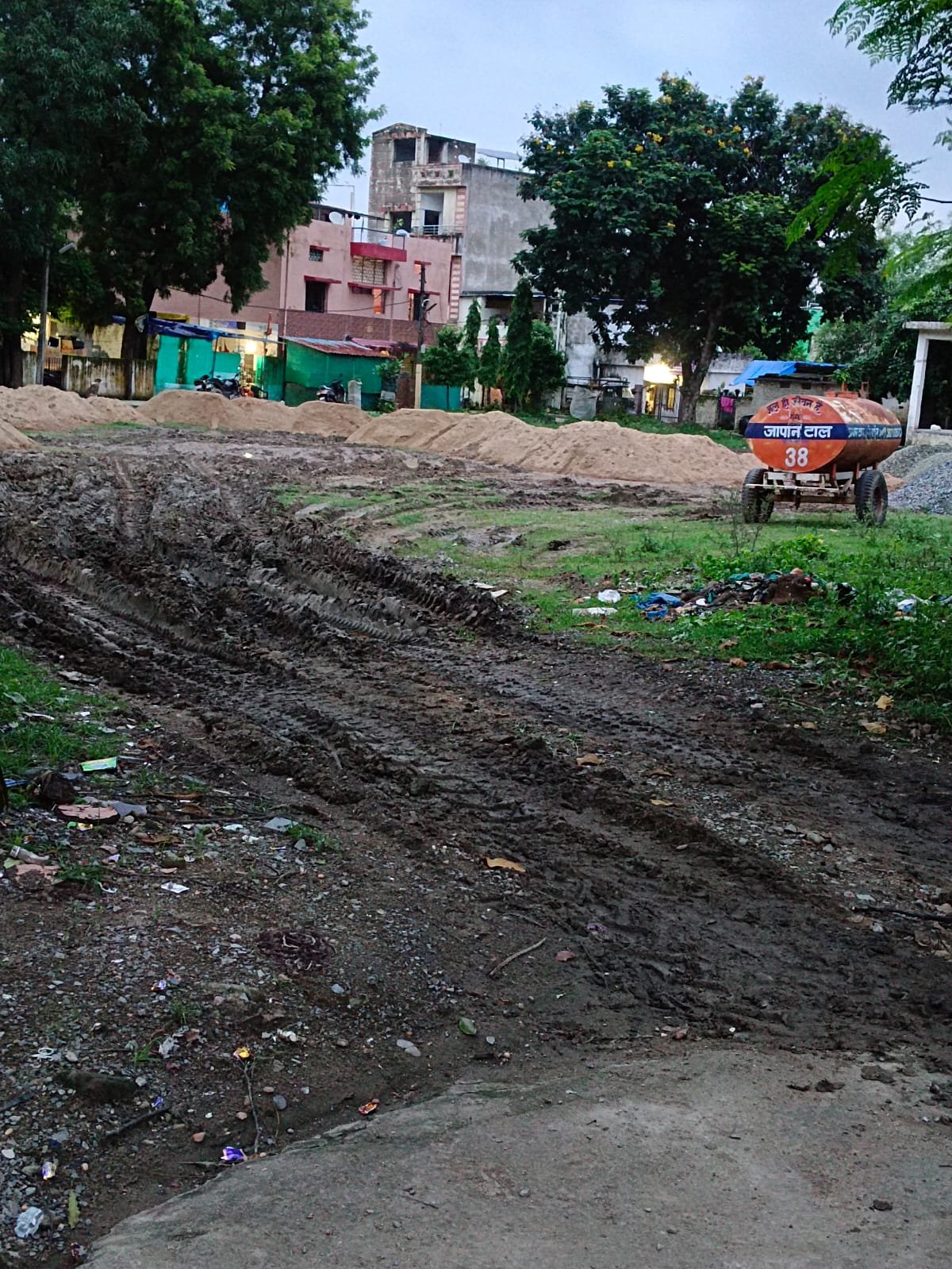 देवरीखुर्द हाउसिंग बोर्ड कॉलोनी के खेल मैदान में निर्माण सामग्री डंप , रहवासियों ने अधिकारियों से की शिकायत, करीब 300 परिवारों के बच्चों के खेल मैदान के प्रभावित होने का दावा, सामग्री हटाकर मैदान की सफाई कराने की मांग