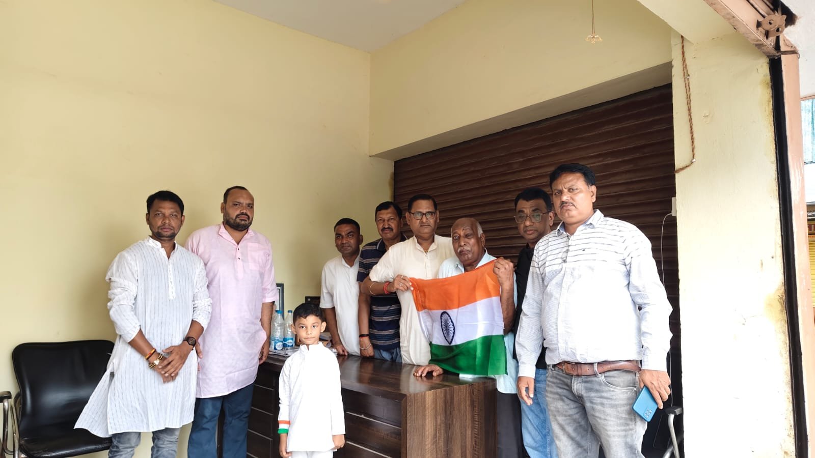 स्वतंत्रता दिवस के पावन पर्व पर जिला शहर कांग्रेस कमेटी के पूर्व अध्यक्ष रविन्द्र सिंह व कांग्रेसजनों के द्वारा राष्ट्रीय ध्वज का वितरण किया गया