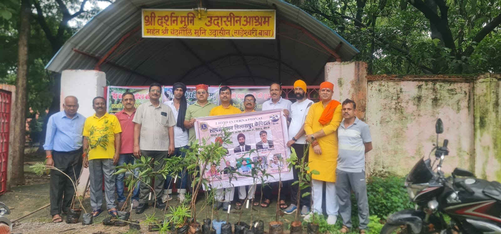 पतंजलि योग समिति रेलवे क्षेत्र अध्यक्ष विवेक कुमार की अगुवाई में पर्यावरण संरक्षण का संकल्प के तहत किया गया वृक्षारोपण
