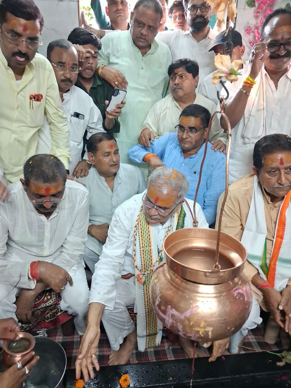 पूर्व मुख्यमंत्री भूपेश बघेल मोह भट्ठा में भगवान भोलेनाथ के अभिषेक में हुये शामिल,देश प्रदेश और शहर में सुख समृद्धि की ,की कामना — रवींद्र सिंह