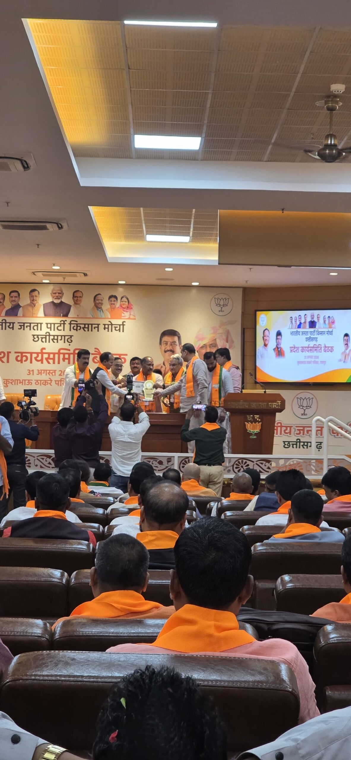 किसान हित में उत्कृष्ट कार्य के लिए दिनेश राजपूत सम्मानित