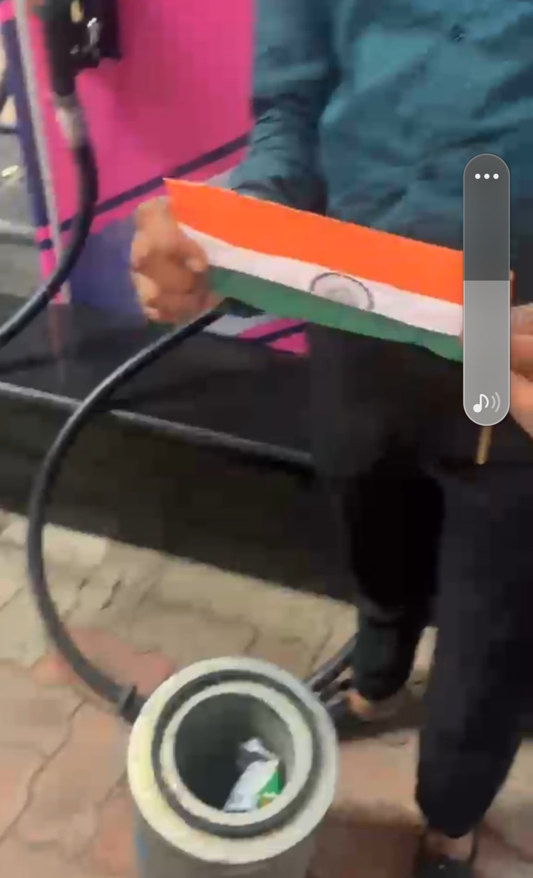 तिरंगे के अपमान पर कार्रवाई की मांग